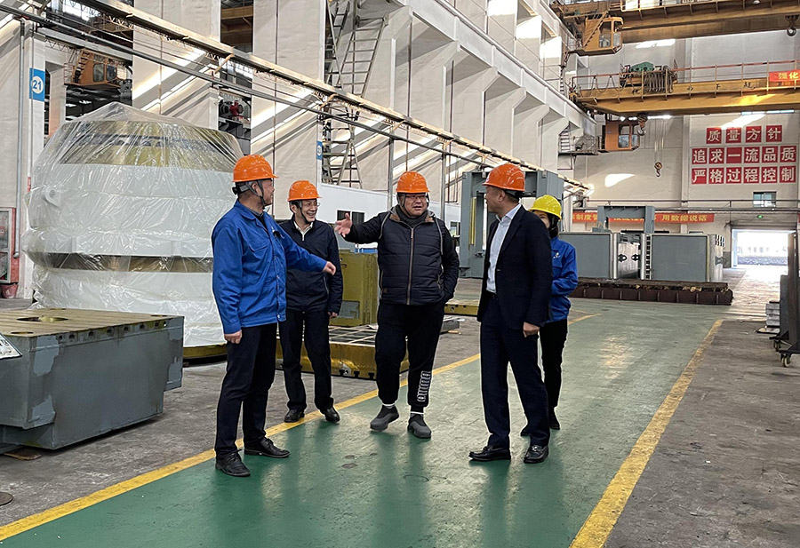 【291】市工商聯(lián)黨組書記王楓、浙江科技學(xué)院機(jī)械與汽車學(xué)院院長張?jiān)频燃钨e來電滾筒公司參觀考察.jpg